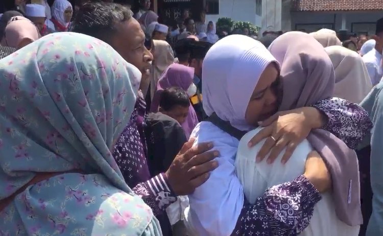 Jamaah Haji Banjarnegara Berpelukan Saat Berpamitan Dengan Keluarganya, Kamis (01/05). Gatot HC/RMOLJawaTengah