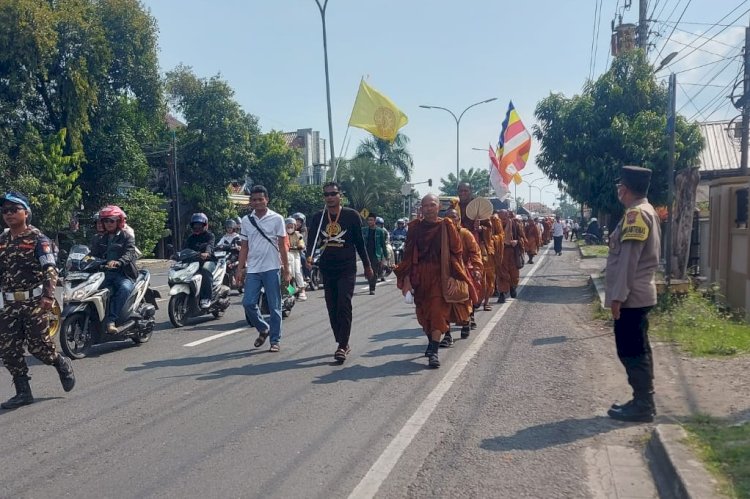 Pengawalan Biksu Thudong Dari Polres Tegal Kota Saat Memasuki Wilayah Kota Tegal Pada Kamis 1 Mei 2025. Sofia/RMOLJawaTengah