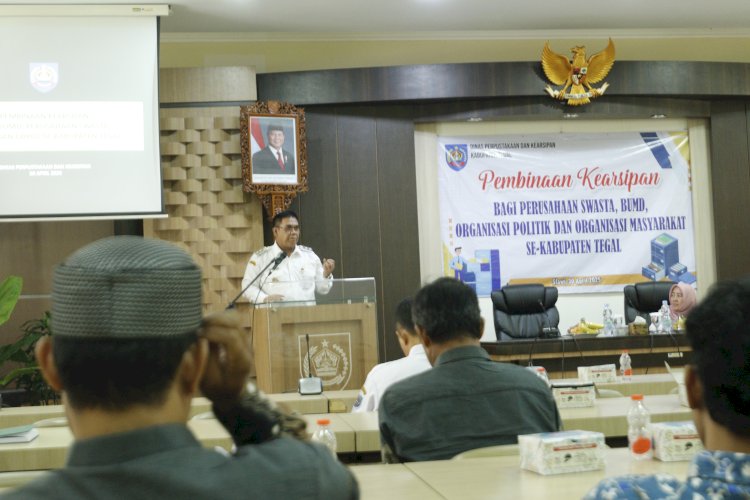 Wakil Bupati Tegal, Ahmad Kholid Diacara Pembinaan Kearsipan Untuk BUMD, Perusahaan Swasta, Organisasi Politik Dan Organisasi Kemasyarakatan Di Kabupaten Tegal Di Ruang Rapat Bupati Tegal, Rabu (30/04). Humas Pemkab Tegal