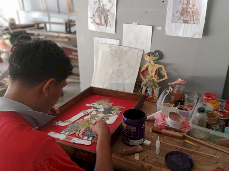 Seniman Warga Binaan Saat Sedang Menyelesaikan Karyanya, Jumat (02/05). Gatot HC/RMOLJawaTengah