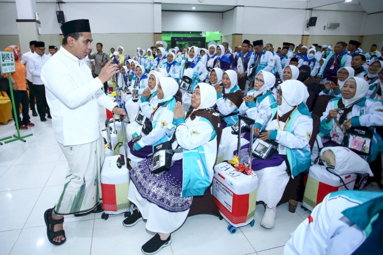 Wagub Jateng Gus Yasin Lepas Kloter Pertama Jamaah Haji Asal Jawa Tengah dan Daerah Istimewa Yogyakarta (DIY) Di Asrama Haji Donohudan, Jumat (02/05) Dini Hari. Pemprov Jateng