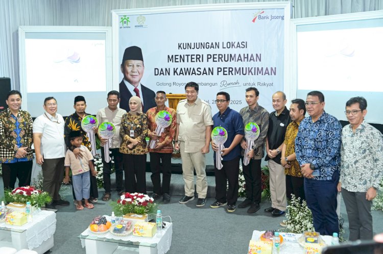 Menteri Perumahan Dan Kawasan Permukiman Maruarar Sirait (Tengah, Berbaju Krem) Berfoto Bersama Penerima Manfaat KPR Subsidi Dan Jajaran Pimpinan Bank Jateng Dalam Kunjungan Kerja Di Kendal, Jawa Tengah, Senin (28/04). Istimewa