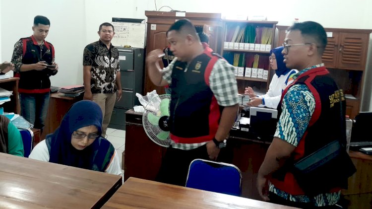 Petugas menggeledah beberapa lokasi di Desa Sogo Kecamatan Kedungtuban Kabupaten Blora Jawa Tengah, Jumat (2/5) siang. Rubadi/RMOLJateng.