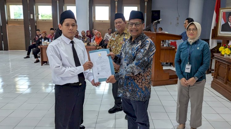 Bupati Rembang Harno menyerahkan SK kepada salah satu CPNSyang baru dilantik. Yon Daryono/RMOLJateng