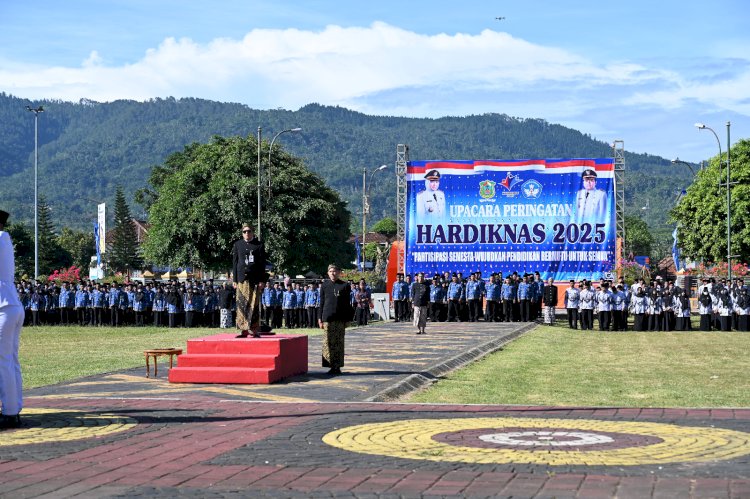 Wabup Banjarnegara, Wakhid Jumali saat memimpin upacara Hardiknas tahun 2025 di Alun-alun Banjarnegara, Jumat (2/5). Gatot HC/RMOLJateng