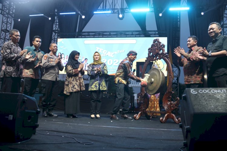Wali Kota Dan Wakil Wali Kota Tabuh Gong Menandakan Education Fair 2025 Yang Dibuka Di Jalan Pancasila, Alun-Alun Kota Tegal, Jumat (02/05) Malam. Sofia/RMOLJawaTengah