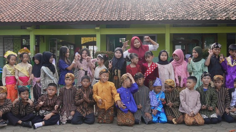 Para Siswa SD Negeri Cepokokuning Gelar Karnaval Memperingati Hari Pendidikan Nasional, Jumat (02/05). Diskominfo Kabupaten Batang