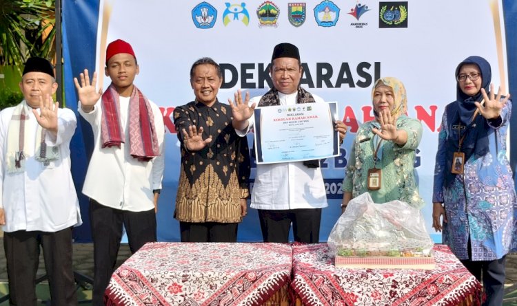 SMAN Dua Batang Merayakan Hari Pendidikan Nasional Sekaligus Mendeklarasikan Diri Sebagai Sekolah Ramah Anak Serta Merayakan Hari Ulang Tahun Ke-25, Tepat Pada Hari Pendidikan Nasional, Jumat (02/05). Diskominfo Kabupaten Batang