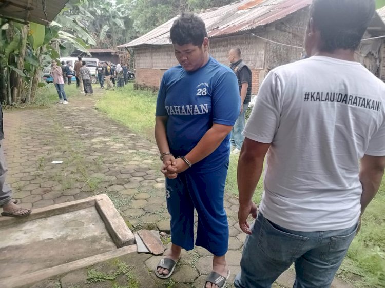 Salah Satu Pelaku Kejahatan Asusila Sedang Berada Di Olah TKP Berada Dalam Pengawalan Polisi Pada Sabtu (03/05). Yosef Hidayat/RMOLJawaTengah