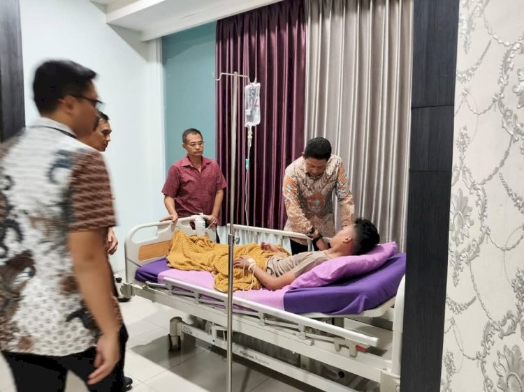 Kapolda Jateng Irjen Pol Ribut Hari Wibowo jenguk anggotanya Brigadir Eka, korban penyanderaan massa saat aksi demonstrasi May Day ricuh di Semarang (Dok. Polda Jateng)