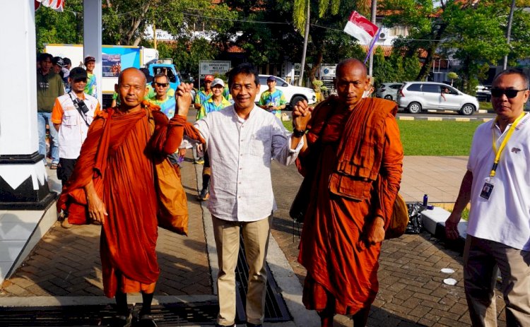 Tiba Di Batang, 36 Biksu Disambut Wakil Bupati Suyono Saat Ritual Thudong, Minggu (04/05). Diskominfo Batang