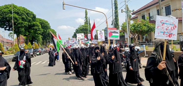 Ratusan Peserta Aksi Bela Palestina Banjarnegara 3 Saat Lakukan Longmarch Untuk Menggugah Semangat Bela Palestina Dari Warga Termasuk Mengumpulkan Donasi Dari Warga, Minggu (04/05). Gatot HC/RMOLJawaTengah