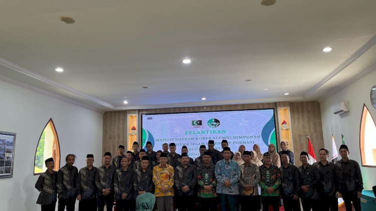 Pengurus Majelis Daerah Korps Alumni Himpunan Mahasiswa Islam (KAHMI) Kabupaten Batang Periode 2023-2028, Telah Dilantik. Pelantikan Dipimpin Oleh Koordinator Presidium Majelis Wilayah Jawa Tengah Masrifan Jamil Di Aula Robithoh Ponpes Modern Tazakka Bandar, Kabupaten Batang, Minggu (04/05). Diskominfo Batang