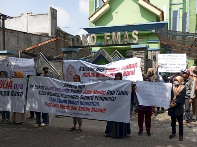 Nasabah Datangi Kantor BMT Dinar Mulia Karanganyar Pertanyakan Pencaira Dana Miliknya. Istimewa