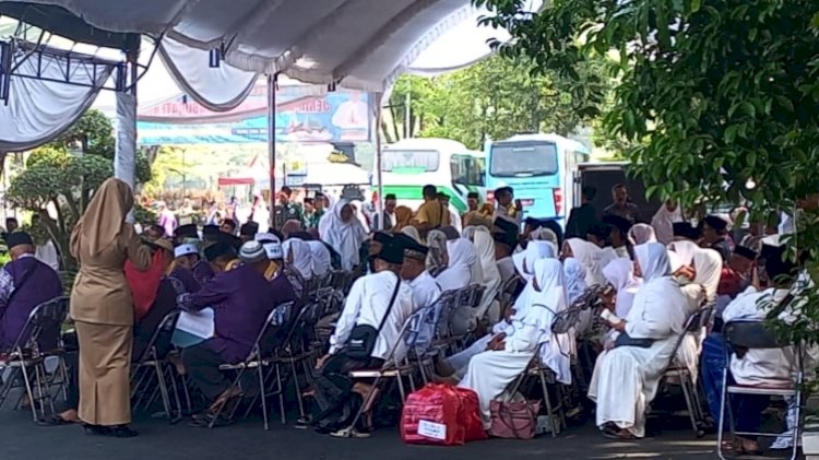 Para jemaah haji saat pelepasan di Pendapa Kabupaten Grobogan, Senin (5/5) siang.