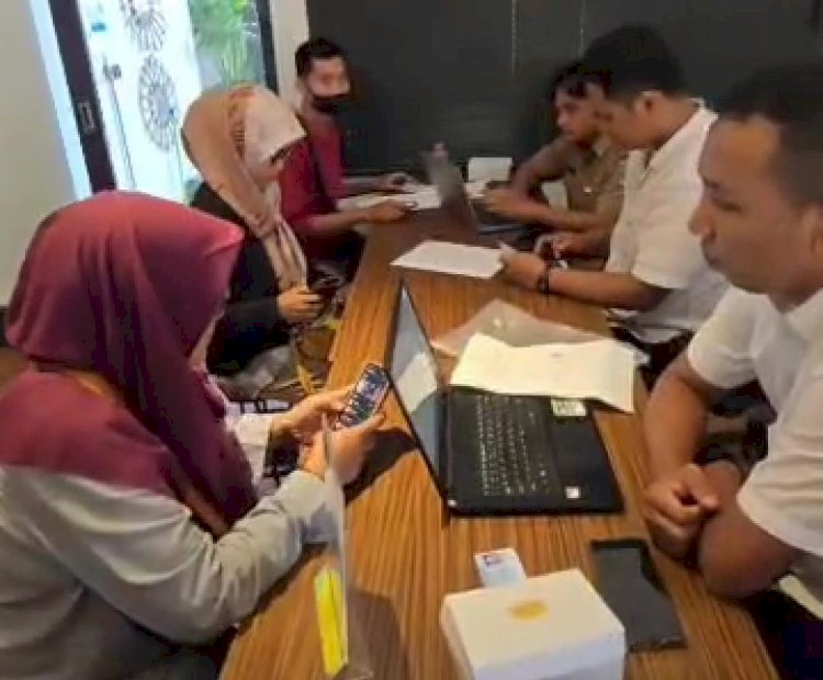 Suasana pelayanan perijinan jemput bola oleh petugas DPMPTSP Rembang di rumah BUMN, Senin (5/5). Yon Daryono/RMOLJateng
