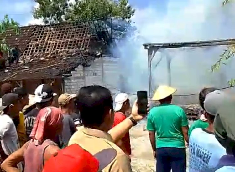 Ratusan warga Desa Ronggo Kulon, bahu membahu memadamkan api yang membakar rumah Sunarto dan Buto Tape. Yon Daryono/RMOLJateng