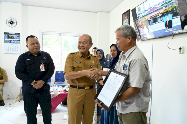 Sekda Banjarnegara, Indarto saat menyerahkan izin edar BPOM Banyumas kepada salah satu pemohon UMKM Banjarnegara di MPP Banjarnegara, Senin (5/5). dok Kominfo Banjarnegara