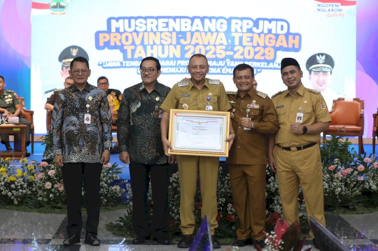 Wali Kota Tegal Dedy Yon Supriyono Bersama Gubernur Jawa Tengah Ahmad Lutfi. Dedy Yon membawa sertifikat penghargaan Pemkot Tegal sebagai Penyelenggara Pelayanan Publik peringkat 17 se-Jawa Tengah. Istimewa 