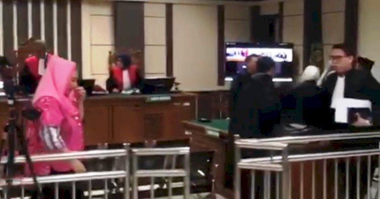 Mantan Wali Kota Semarang Hevearita Gunaryanti Rahayu atau Mbak Ita bersama suami kembali menjalani sidang, Senin (5/5) (Dok. Sidang Kasus Korupsi Pemkot Semarang)