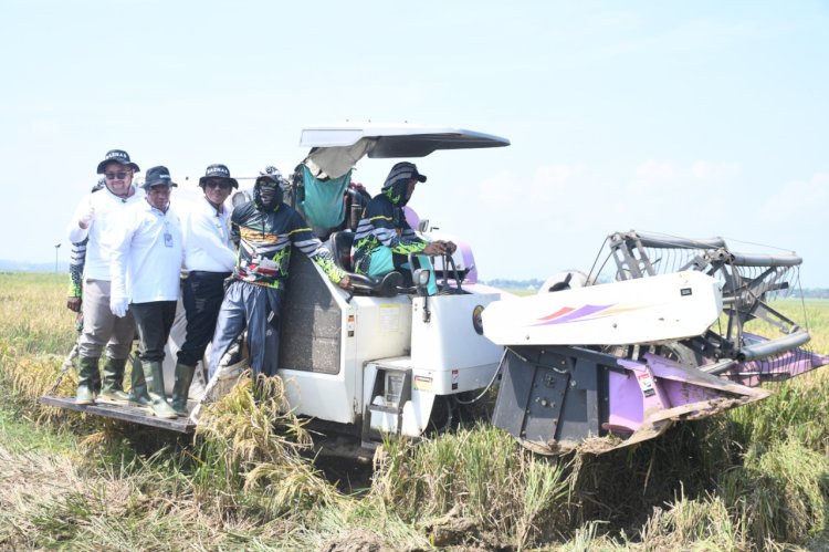 Wabub Purbalingga Bersama Pimpinan Baznas Saat Panen Raya Cilapar Program Panen Raya Baznas, Senin (05/05). Humas Pemkab Purbalingga 