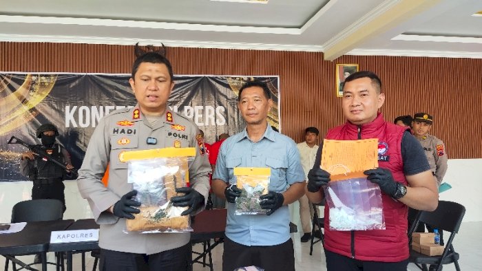 Kapolres Karanganyar AKBP Hadi Kristanto tunjukkan barang bukti narkoba yang diamankan dari tersangka. Dian Tanti/RMOLJateng
