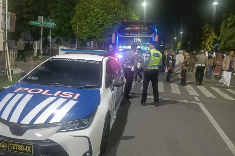 Personel Kepolisian Diterjunkan Untuk Mengamankan Dan Mengawal Keberangkatan Jamaah Calon Haji Kota Tegal Yang Tergabung Dalam Kelompok Terbang 20 SOC Di Komplek Balaikota, Senin (05/05) Malam. Humas Kota Tegal