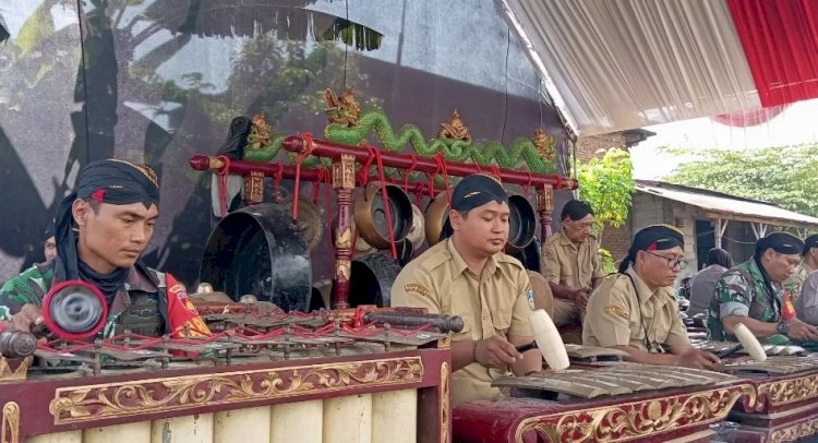 Tentara Manunggal Membangun Desa (TMMD) Reguler Ke-124 Kodim 0719/Jepara Resmi Dibuka Selasa (6/5) Dengan Sasaran Fisik, Dan Membawa Misi Kebudayaan, Seni Karawitan, Thongtek, Dan Tari Gambyong Unjuk Kebolehan Pada Pembukaan Di Lapangan Desa Kecapi, Tahunan, Jepara, Senin (05/05)