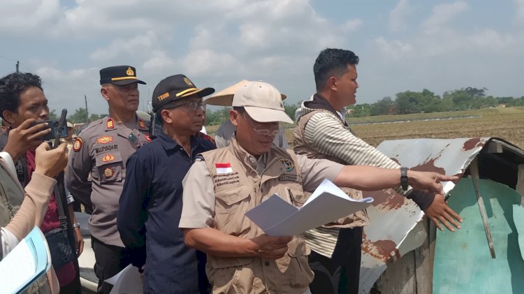 Petugas BPN saat memeriksa obyek sengketa lahan di Kalanglundo Ngaringan Grobogan Jawa Tengah, Selasa (6/5) siang.