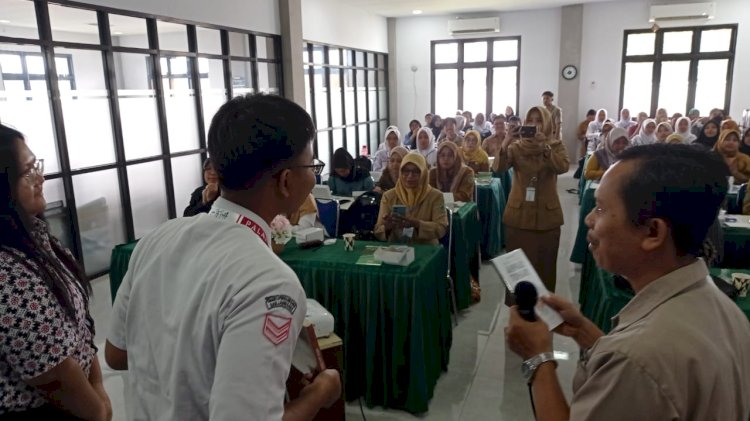 Penulis Pena, Muji (kanan) saat mengajak peserta untuk bercerita tentang Banjarnegara, Selasa (6/5). dok Dinas Arsip dan Perpustakaan Banjarnegara