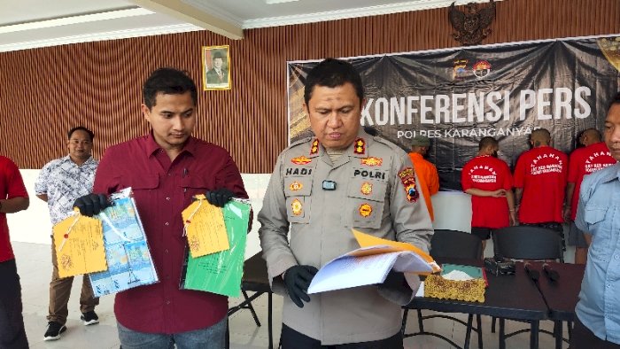 Kapolres Karanganyar AKBP Hadi Kristanto bersama Kasatreskrim AKP Bondan Wicaksono menunjukkan barang bukti. Dian Tanti/RMOLJateng