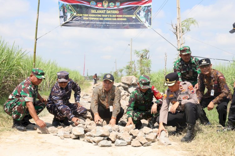 Forpimda Rembang memulai pembangunan jalan dengan menata batu. Pendim Rembang for RMOLJateng