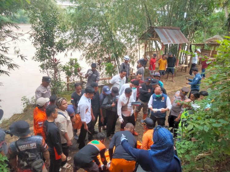 Sejumlah petugas dan relawan berhasil evakuasi mayat perempuan lansia di Sungai Klawing Purbalingga, Selasa (6/5). dok Humas Polres Purbalingga untuk RMOLJateng