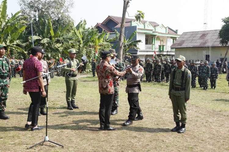 Sekretaris Daerah Kabupaten Tegal, Amir Makhmud bersama Dandim 0712 Tegal, Letkol Inf Suratman secara resmi membuka Program TMMD Sengkuyung Tahap II Tahun 2025 di Desa Sangkanjaya dan Danareja, Kecamatan Balapulang, Kabupaten Tegal, Selasa (6/5). Istimewa