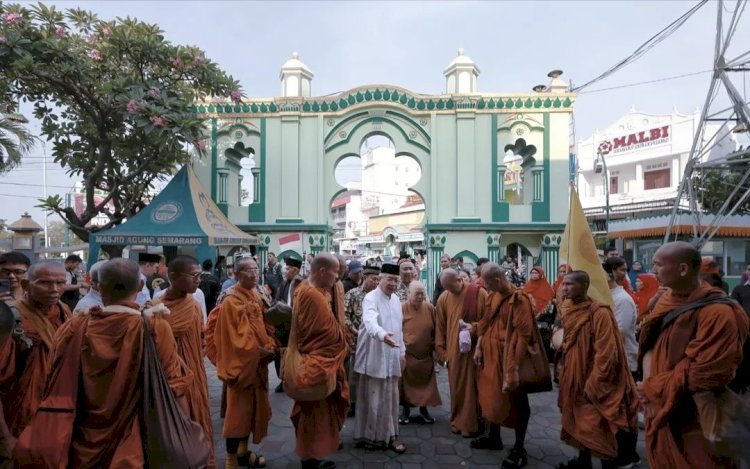Para biksu thudong melakukan perjalanan spiritual membawa misi toleransi dan perdamaian ikuti serangkaian acara sesampainya di Kota Semarang, Selasa (6/5) sore (Dok. Biksu Thudong) 
