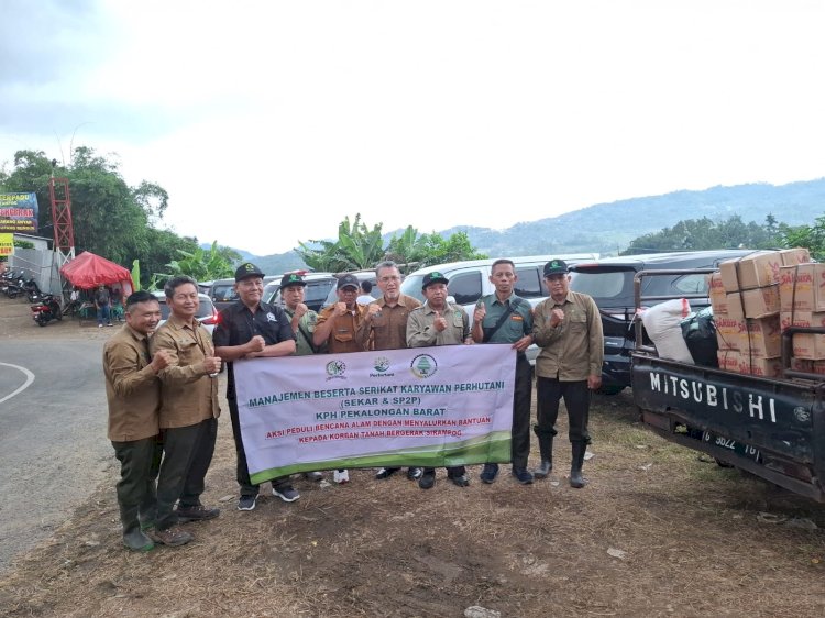 Perhutani KPH Pekalongan Barat bersama Serikat Karyawan (Sekar) Perhutani berkolaborasi dengan Serikat Pekerja dan Pegawai Perhutani (SP2P) menyalurkan bantuan kepada masyarakat warga Desa Mendala Kecamatan Sirampog Kabupaten Brebes yang terdampak korban tanah bergerak beberapa waktu yang lalu terjadi. (foto dok Perhutani)