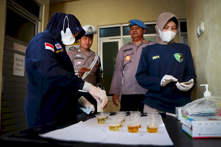 Personel Polres Kota Tegal Menjalani Tes Urine Secara Mendadak, Rabu (07/05) Pagi Bertempat Di Mapolres Setempat. Humas Polresta Tegal