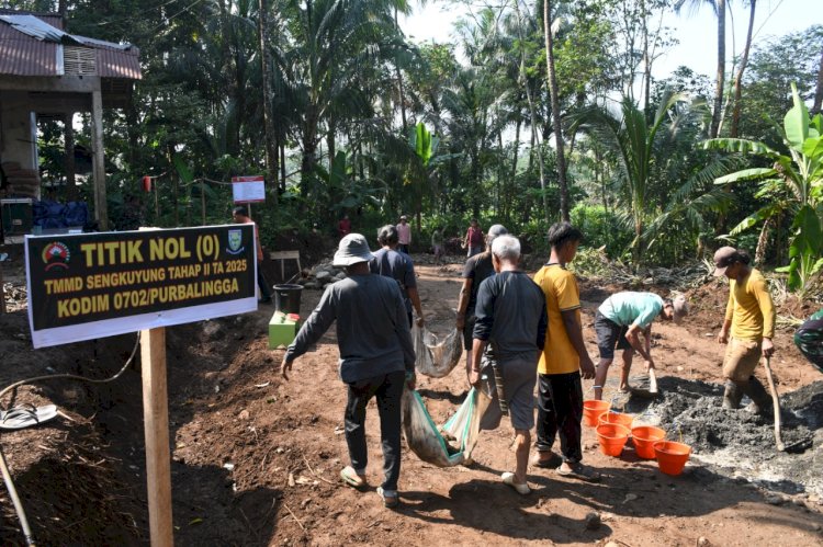 Mulai Dari Nol, Pembuatan Jalan Penghubung Antar Desa Di Purbalingga Melalui Program TMMD Sengkuyung Tahap II Tahun 2025, Selasa (06/05). Humas Pemkab Purbalingga. 