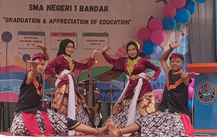 Dies Natalis Ke-33 SMAN 1 Bandar Dengan Menggali Potensi Diri Siswa Lewat Seni. Diskominfo Batang