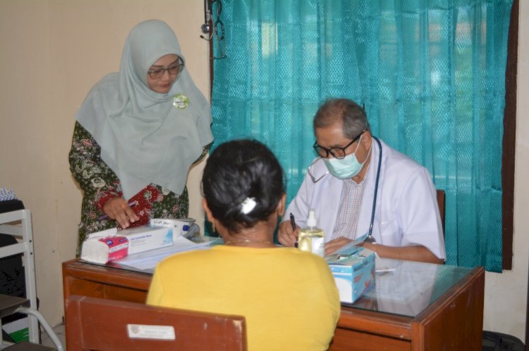 Salah Seorang Warga Di Desa Bendo, Sluke, Tengah Dilayani Dr Spesialis Penyakit Dalam Dr Nowohadi. Yon Daryono/RMOLJawaTengah