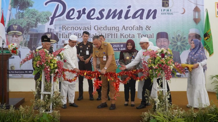 Wali Kota Tegal, Dedy Yon Supriyono Bersama Wakil Wali Kota Tegal Tazkiyyatul Muthmainnah Meresmikan Renovasi Gedung Arofah Yang Terletak Di Jalan Wisanggeni, Kelurahan Kejambon, Kecamatan Tegal Timur, Kota Tegal, Selasa (06/05. Humas Kota Tegal