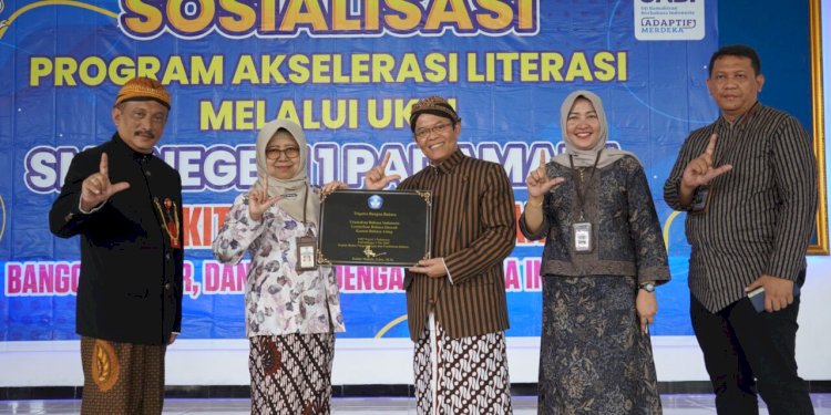 Tiga Kepala sekolah penerima penghargaan berpose literasi bersama Kepala Badan Pengembangan dan Pembinaan Bahasa, Hafidz Muksin, Jumat (2/5). dok Humas Pemkab Purbalingga