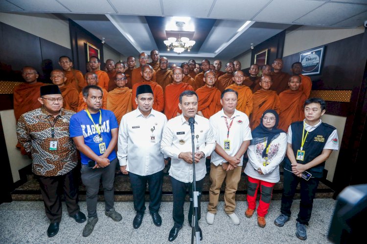 Gubernur Jateng Ahmad Luthfi dan Wakil Gubernur Taj Yasin menerima kunjungan para Bhikkhu Thudong dalam kegiatan mereka di Semarang, Rabu (7/5) di Kantor Gubernur Jawa Tengah (Dok. Pemprov Jateng)