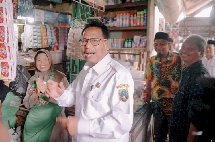 Bupati Rembang H Harno salah menghadirin halah bihalal Prgiyuban pedagang pasar Rembang, Rabu (7/5). Yon Daryono/RMOLJateng