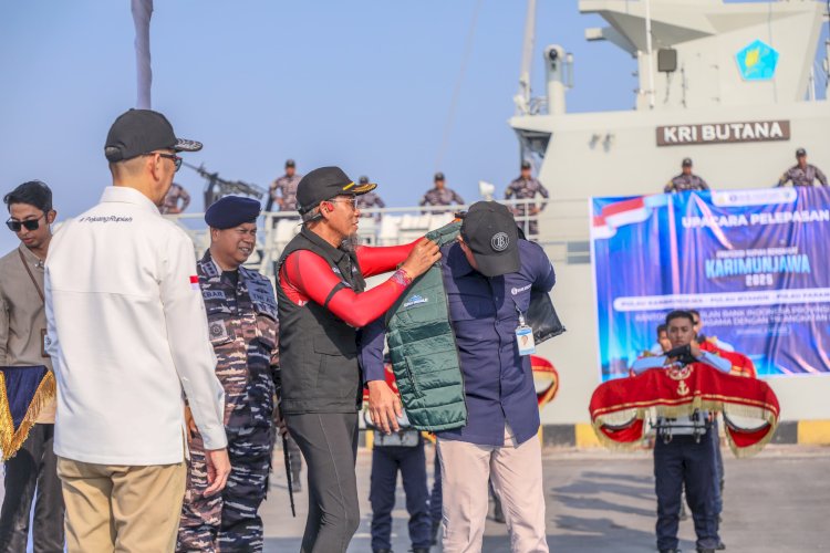 Sekda Jateng Sumarno wakili Pemprov Jawa Tengah Berangkatkan Tim Ekspedisi Rupiah Berdaulat ke Karimunjawa antarkan uang Rp 3,6 miliar (Dok. Pemprov Jateng)
