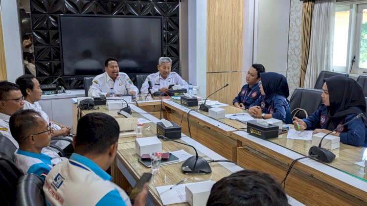 Suasana audiensi antara pengurus Serikat Pekerja dengan Bupati Rembang Harno, Rabu (7/5). Yon Daryono/RMOLJateng