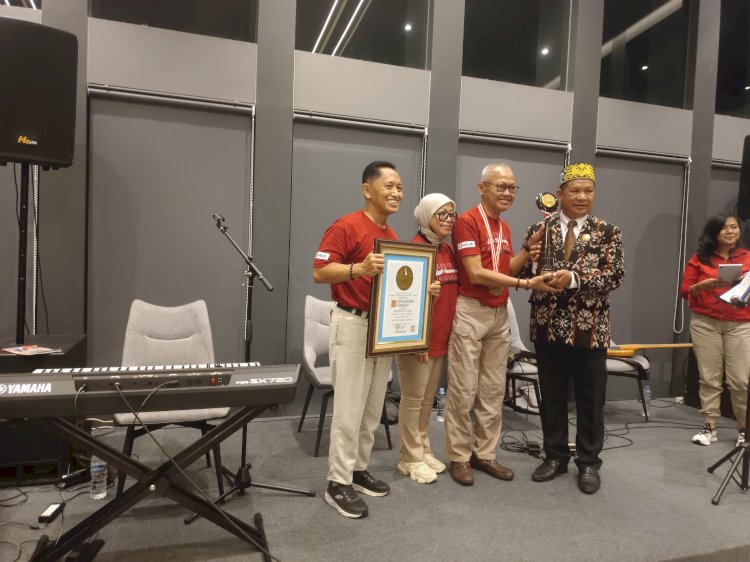 Soto Bangkong dianugerahi penghargaan LEPRID sebagai pelopor kuliner legendaris di Semarang dan Indonesia, Rabu (7/5) malam. Istimewa 