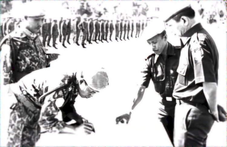 Mayjen Rais Abin Memperhatikan Anggota Garuda VIII Dalam Penugasan Mereka Di Gurun Sinai Sebagai Bagian Dari UNEF 1978. Istimewa