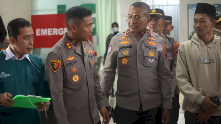 Wakapolda Jawa Tengah Brigjen Latif Usman Berbincang Dengan Kapolres Purworejo AKBP Andry Agustiano Di RS RAA Tjokronegoro. Humas Polres Purworejo