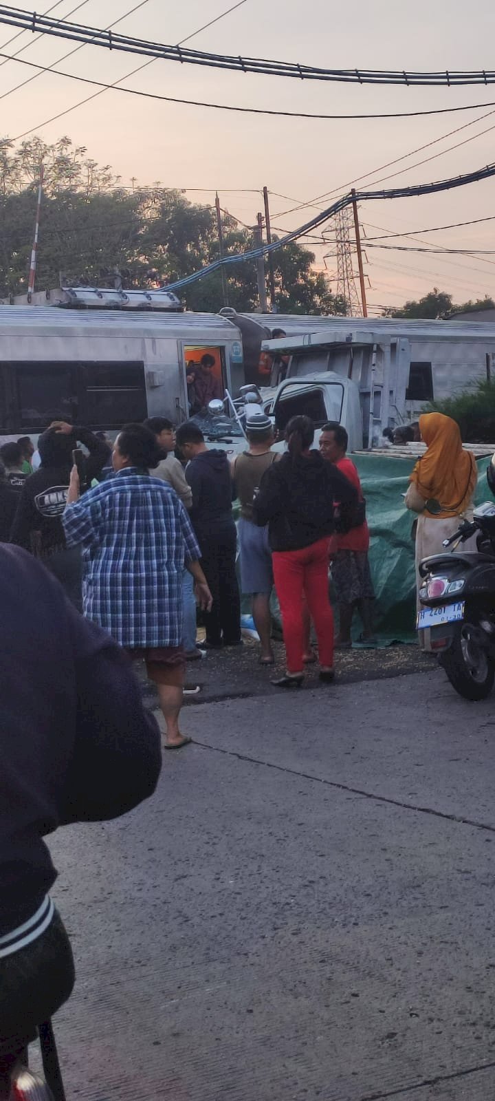 Kejadian Kecelakaan KA Harina Jurusan Bandung-Surabaya Tabrak Sebuah Truk Bermuatan Kedelai Di Perlintasan Kaligawe, Kamis (08/05) Subuh. Tangkapan Layar Media Sosial 